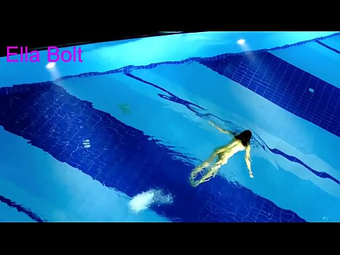 ❤️ मी पाहणे थांबवू शकत नाही, तरुण गोरा ELLA BOLT रिसॉर्ट पूलमध्ये नग्न पोहताना पकडला गेला ❤️❌ गुदद्वारासंबंधीचा व्हिडिओ mr.verhentai.ru वर